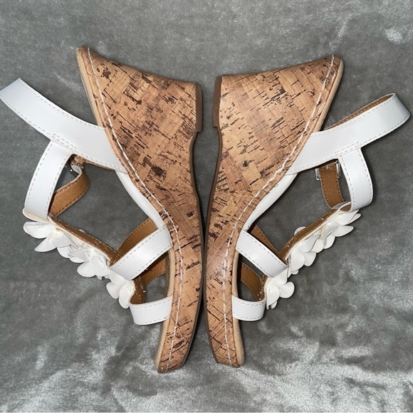 b.o.c Evita Strappy Wedge Sandal White with Buckle Closure Floral T-Strap Size 8 - Picture 5 of 12